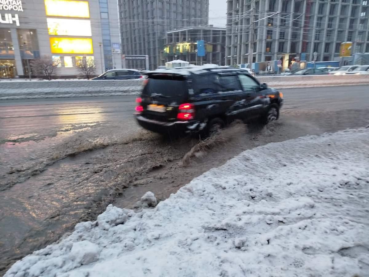 Фото «Не пройти, не проехать»: Новосибирск погрузился в слякоть. Фоторепортаж 3 - Сиб.ФМ Фото «Не пройти, не проехать»: Новосибирск погрузился в слякоть. Фоторепортаж 3